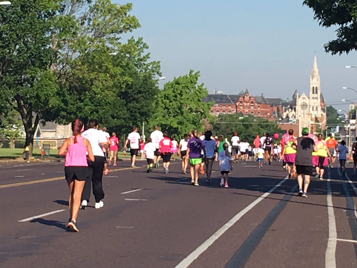 JacobLongDC's tweet image. Join us at 9 for hour two of @ksdknews LIVE coverage of @KomenMissouri #KomenSTLRace. I'll see you at mile 1!