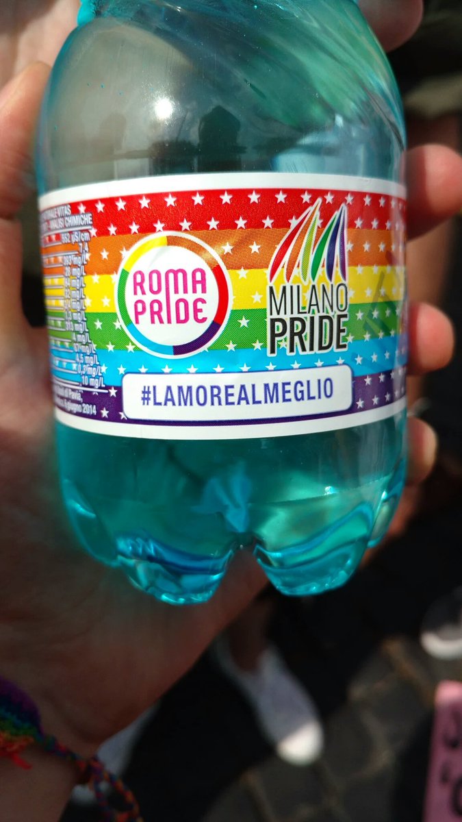 Un applauso d'obbligo a <a href="/AcquaVitasnella/">AcquaVitasnella</a>.
"L'acqua che elimina l'odio" ;) 
<a href="/Roma_Pride/">Roma Pride</a>