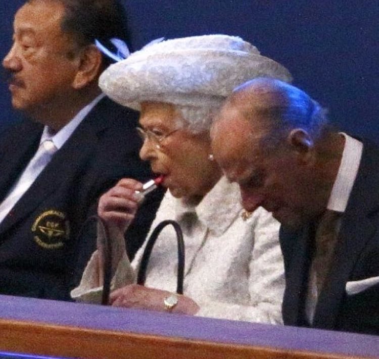 One must top up ones lipstick on ones birthday! 💋💄 Happy Birthday to HRH the Queen! #HappyBirthdayYourMajesty