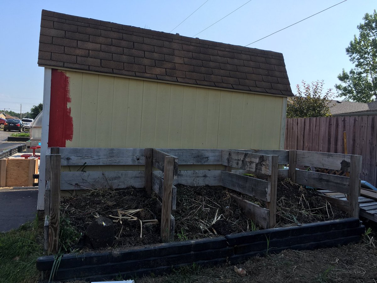 rgordon04's tweet photo. @JTSDGardens doing incredible things!! They built the greenhouse, compost beds &amp; maintain them. #edcampsteam https://t.co/W3FQiOTIpJ