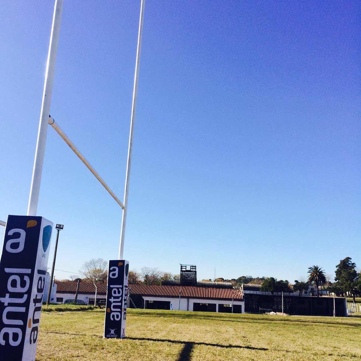 SacraRugby's tweet photo. Ya va quedando vestida la cancha para esta tarde 16hs Todos invitados! Gracias @AntelDeTodos @RugbyUruguay por todo https://t.co/x85RpmOCkX