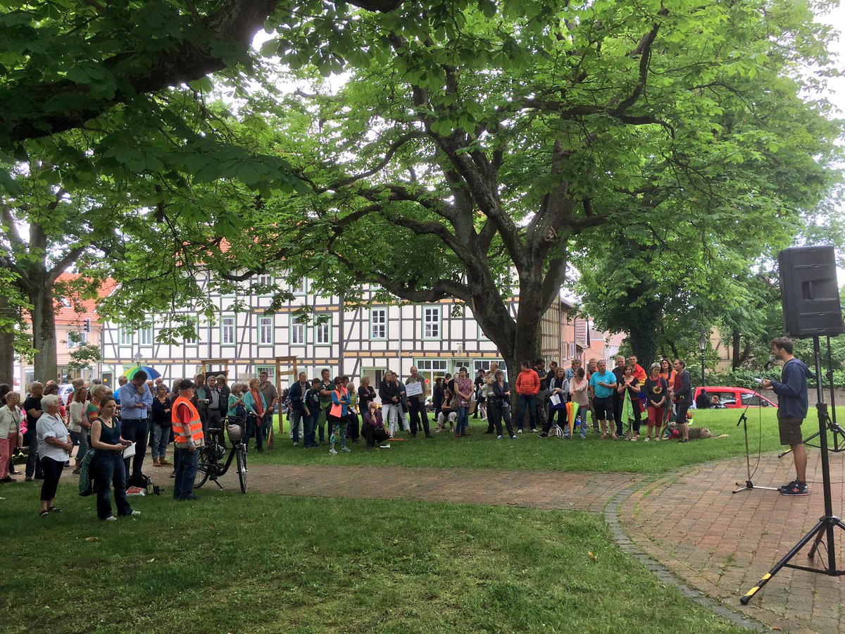 soulmib's tweet photo. 1615 Gegenkundgebung gegen #FKTN-Demo läuft noch #dransfeld #d1106 https://t.co/bqf3eCEcQQ