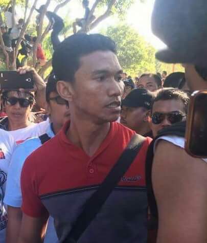 SoundbwoyDodix's tweet photo. Wajah aparat yg melarang kawan aktivis @ForBALI13 menonton pembukaan PKB, krn memakai tshirt tolak reklamasi. https://t.co/v77fxsJ4SI