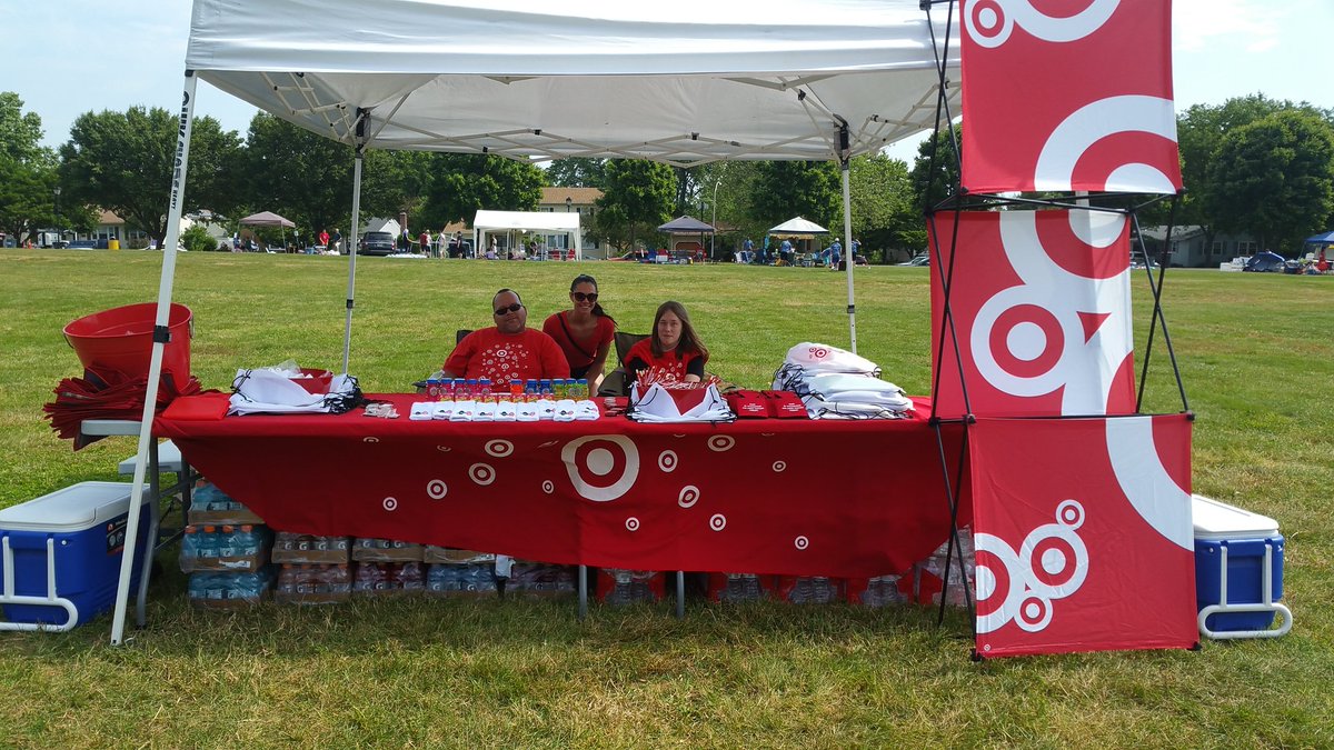 TC7280's tweet photo. Best volunteers ever! #relayforlife #targetswag @GbrakerTGT @JennaWalker422 @carola_trisha https://t.co/UrgMVv8lS5