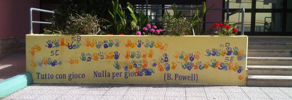 RosaMingolla's tweet photo. ... studenti Giapponesi si divertono a pulire la loro scuola :-) #oSoji https://t.co/bJ7icRPkuv https://t.co/1zChCqnBS7