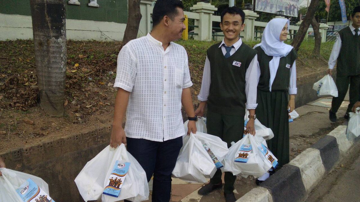 SMALTIIGMPLG's tweet photo. Pembagian nasi kepada warga sekitar lingkungan SMALTIIGM
Semoga bermanfaat.. https://t.co/iHU2xgyccp