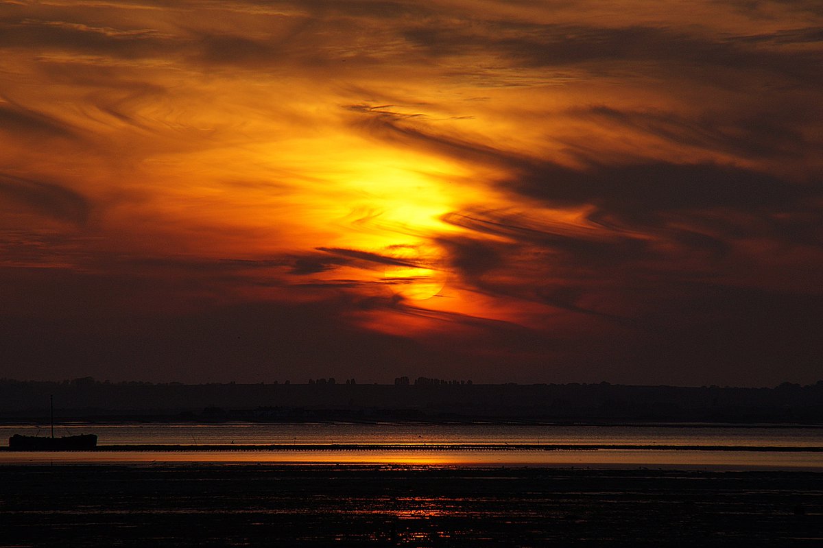 WhitstableLive's tweet image. 9th June Seasalter sunset 
whitstablelive.co.uk
