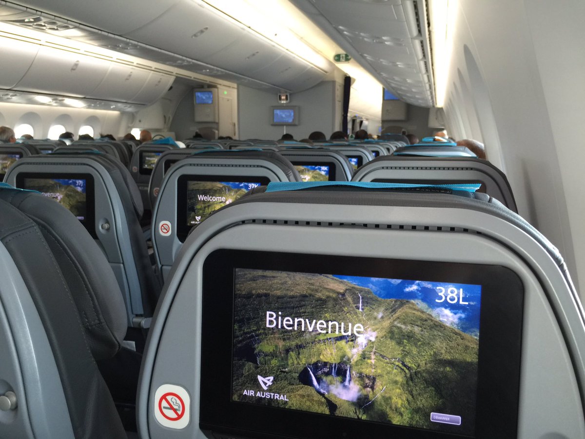 reunionbysat's tweet photo. #folrc #airaustral #787 #boeing787 #reunion #ln22 #dreamliner Le nouveau Boeing 787-8 d'Air Austral #mayotte https://t.co/UFUGXdsDWc