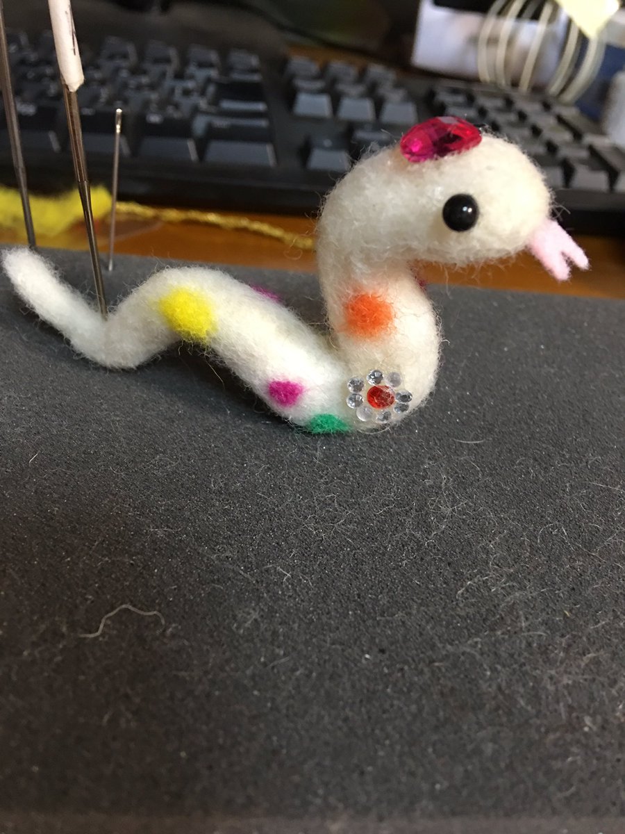 gomahandmade's tweet photo. 本日、カラフルな白へびちゃんを作ってみました^_^💖マジマジとへ��を見たことがないから難しいです(-｡-;明日また考えよう✨本日も皆さんありがとうございました^_^💖おやすみなさい💕💤 https://t.co/58LZg74f06