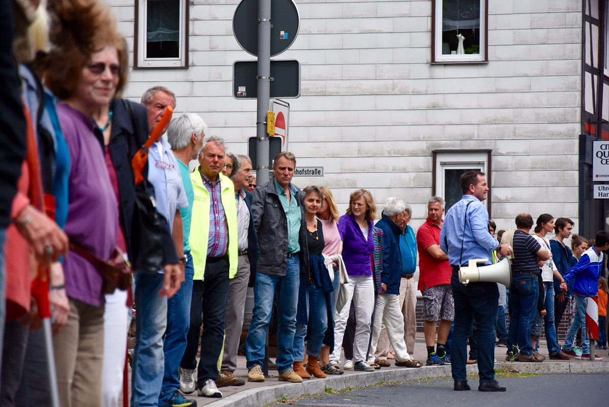 goetageblatt's tweet photo. #Freundeskreis-Demo #dransfeld: Die Teilnehmer der Gegendemo demonstrieren mit einer Menschenkette https://t.co/DcOslDNayQ