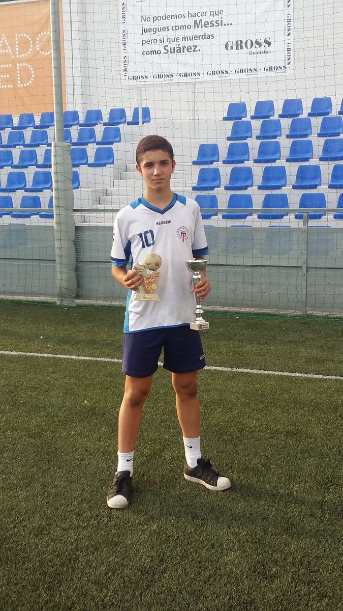 EntregaTrofeos FinTemporada 
CDELPALO⚽🏃🏆
siendo Máximo Goleador de todas las categorías del Palo César con76goles
👏😀