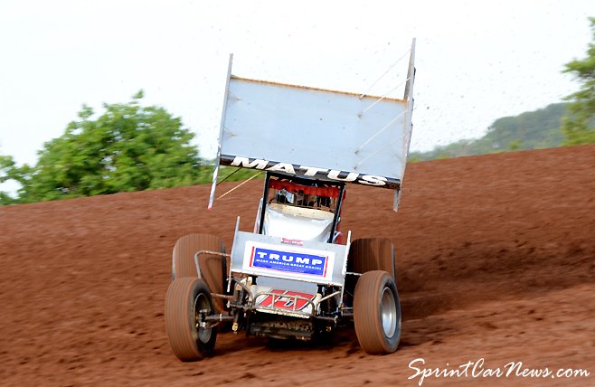 SprintCarNews's tweet photo. .@BrandonMatus_13 enters turn three @Lernerville https://t.co/VhtnMPIRUI