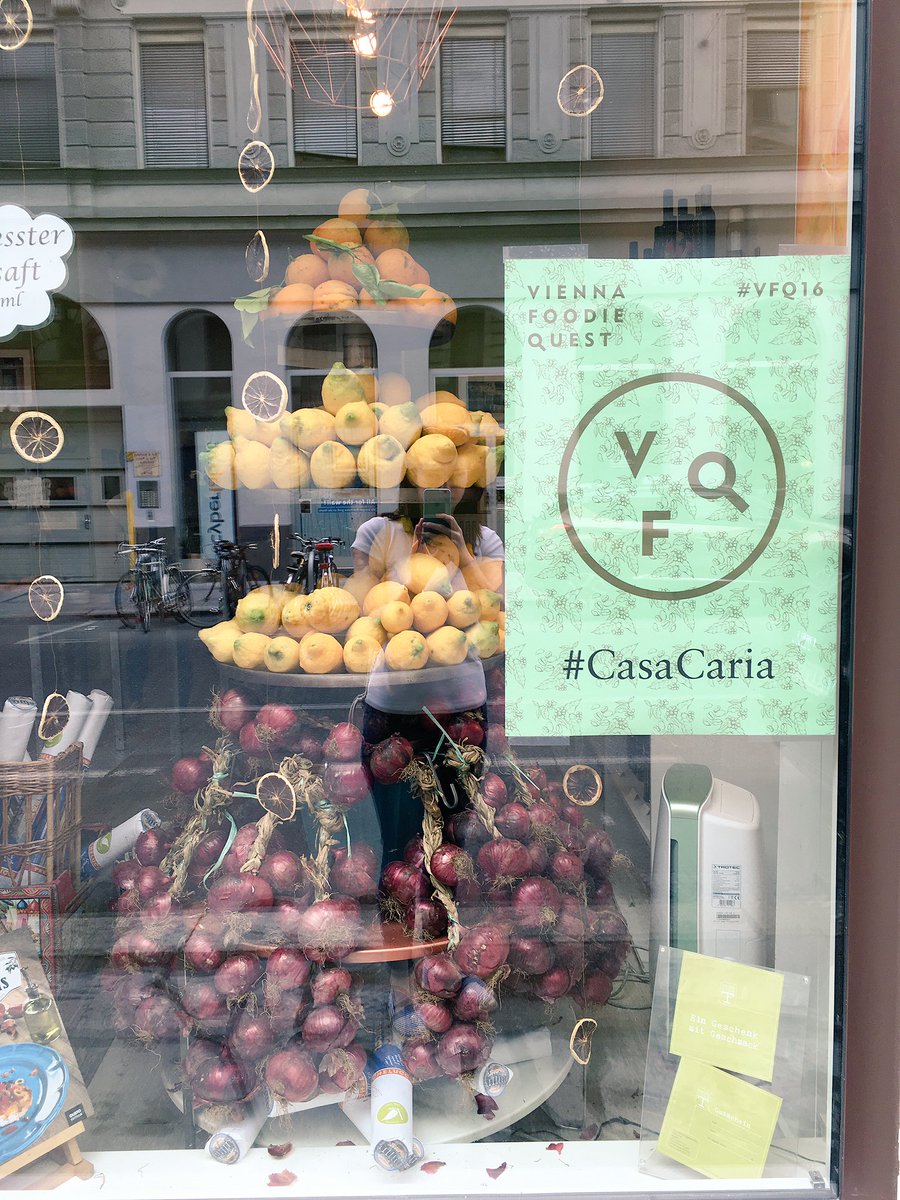 viennaliciousat's tweet photo. Kurz vor Schluss noch OlivenΓΆl verkosten mit @AndreasPl ππ» #vfq16 #teamjandi https://t.co/NvO5E1tZdR