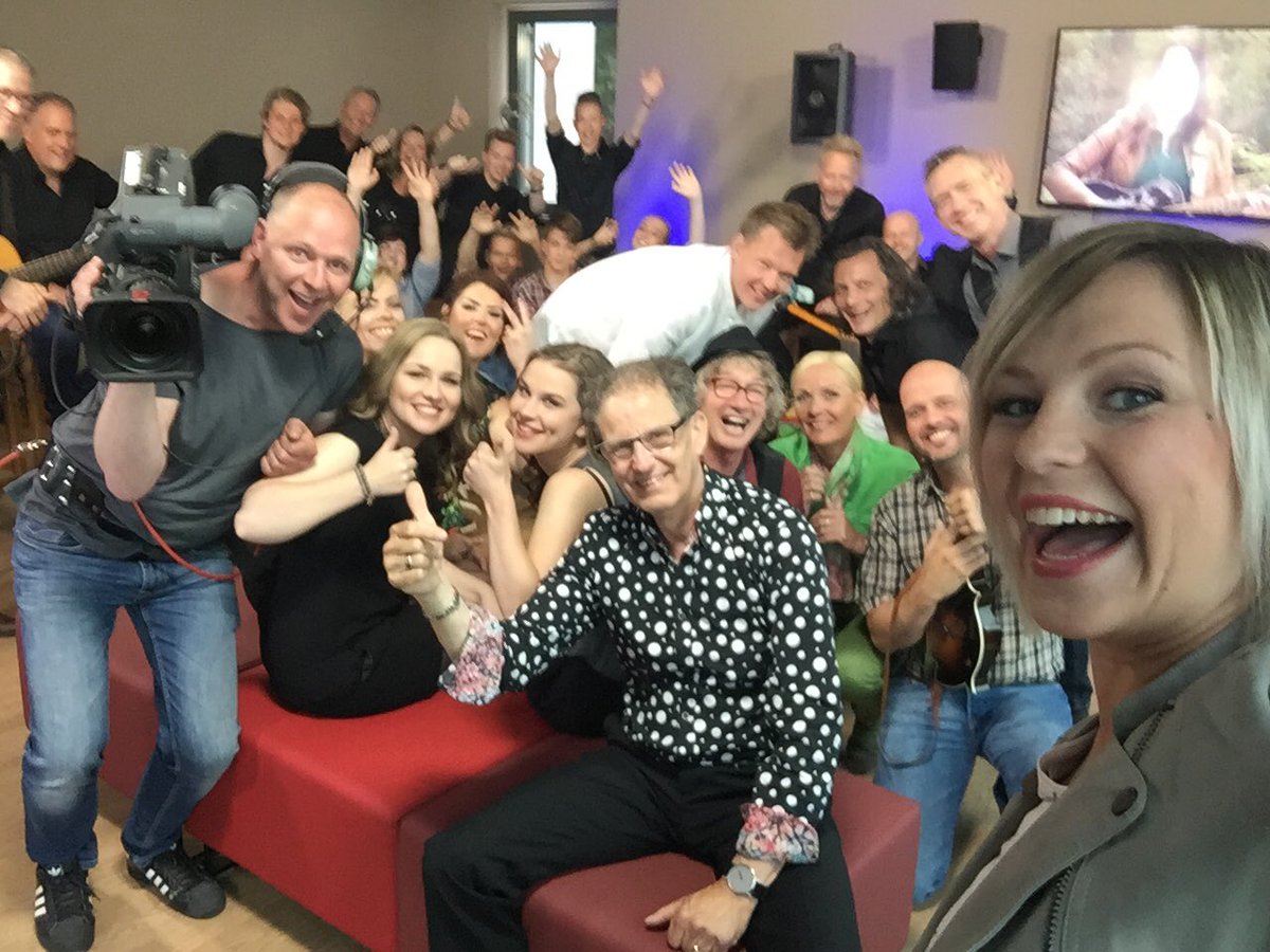 LoesvdLaan's tweet photo. Het zenuwcentrum van vanavond: de Green Room! Maar het is hier ook super gezellig :-) #dlf16 #rtvdrenthe https://t.co/BBjoKUXJvu