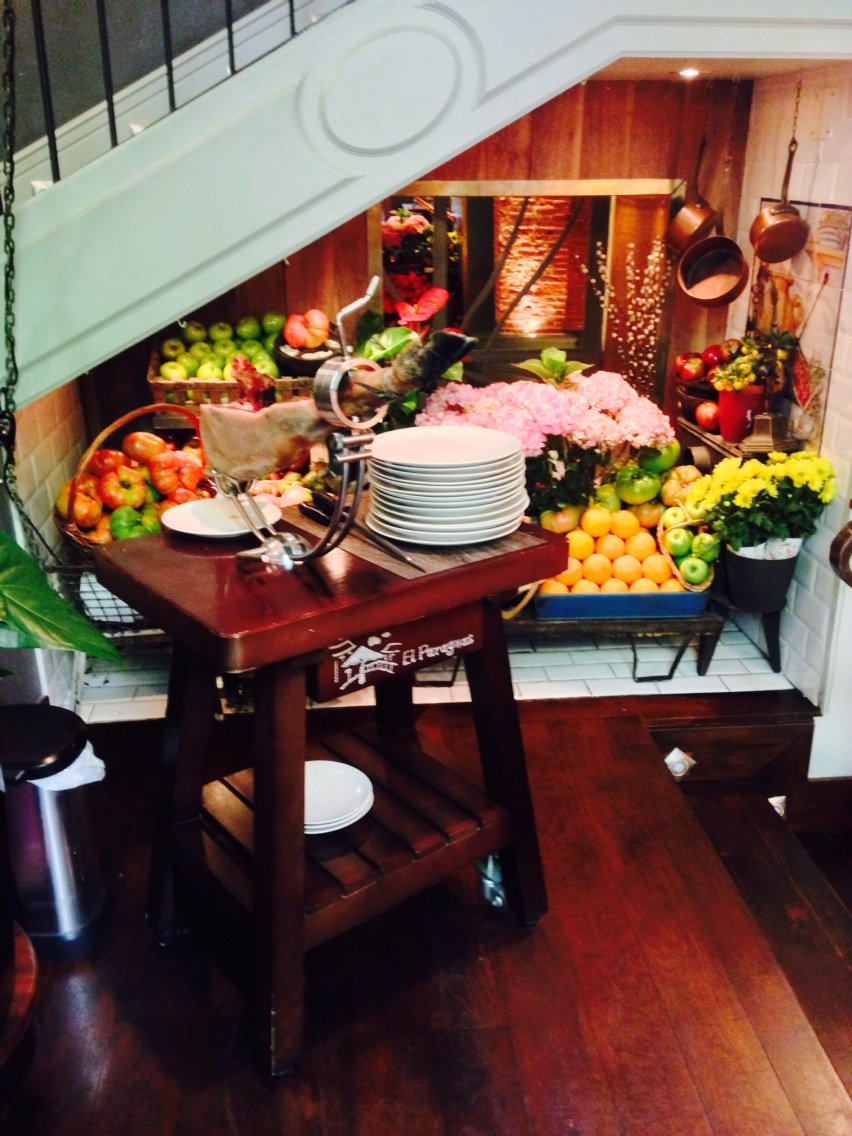 heathporter's tweet image. @Elparaguas restaurant, Salamanca Madrid the farmers come here to forage for fresh #gotmyjamon #4daland #trottertime