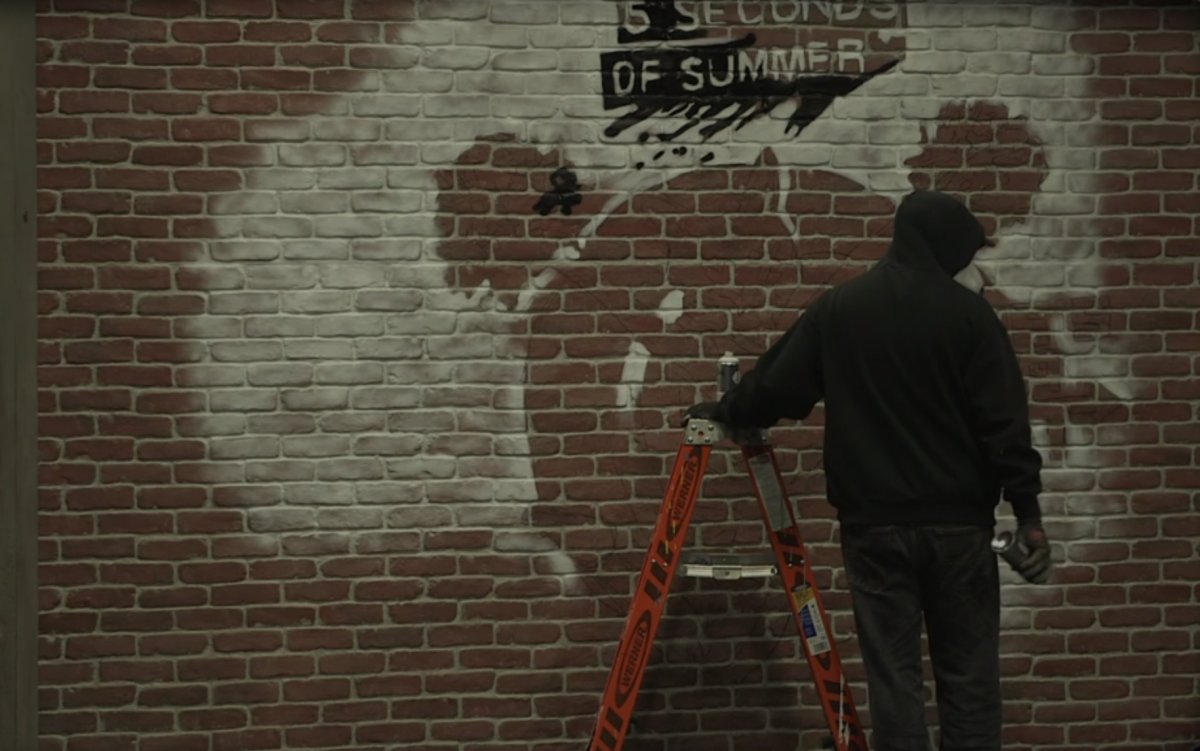 youwerehere_'s tweet photo. when the whole fandom watched this man painting the She's Kinda Hot logo for how many long hours https://t.co/OYCZXFFec6