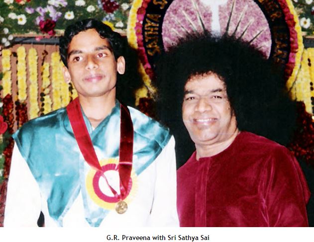 SaiWithStudents's tweet photo. When Sri Sathya Sai Omnisciently corrected my Sanskrit Verses - By G.R. Praveena. 
https://t.co/g25lwRBcMo https://t.co/2RM4zwIBE2