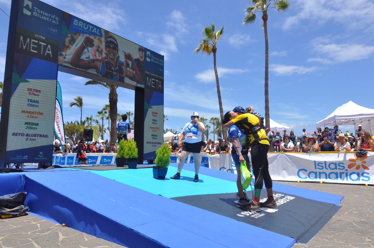 TenerifeBlueTra's tweet photo. No podían faltar las pedidas de mano en la #Bluetrail2016 https://t.co/7TUDytue0V