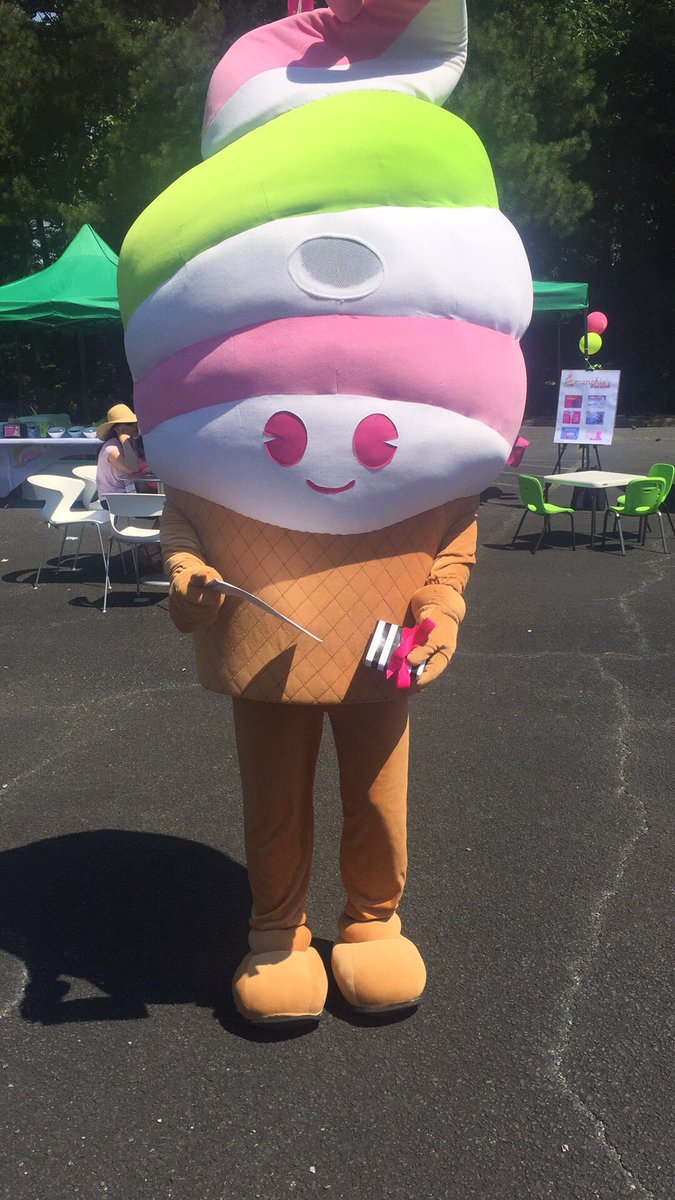 KomenNCTC's tweet photo. #BaileyBox in the foods truck area! Wonder who will find it? #KomenPink20 https://t.co/QnpfsOenM4