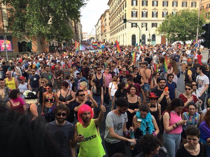 CommuniaRoma's tweet photo. #RomaPride  2016: Siamo le bandite di questa città! Siamo il corpo vivo che anima gli spazi sociali! https://t.co/IyIUZunQf5