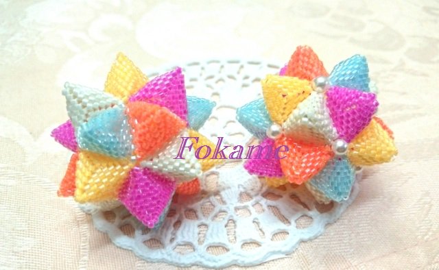 Fokameフロリッサ ビーズボール Na Twitteru デリカビーズの多面体２種類目 左がとんがりバージョン 右が先がまるいバージョン それぞれジョイントの仕方が違うはずなのに 仕上がったらあまり違いがわからない 右の方がカンタンです T Co hl3uuinq