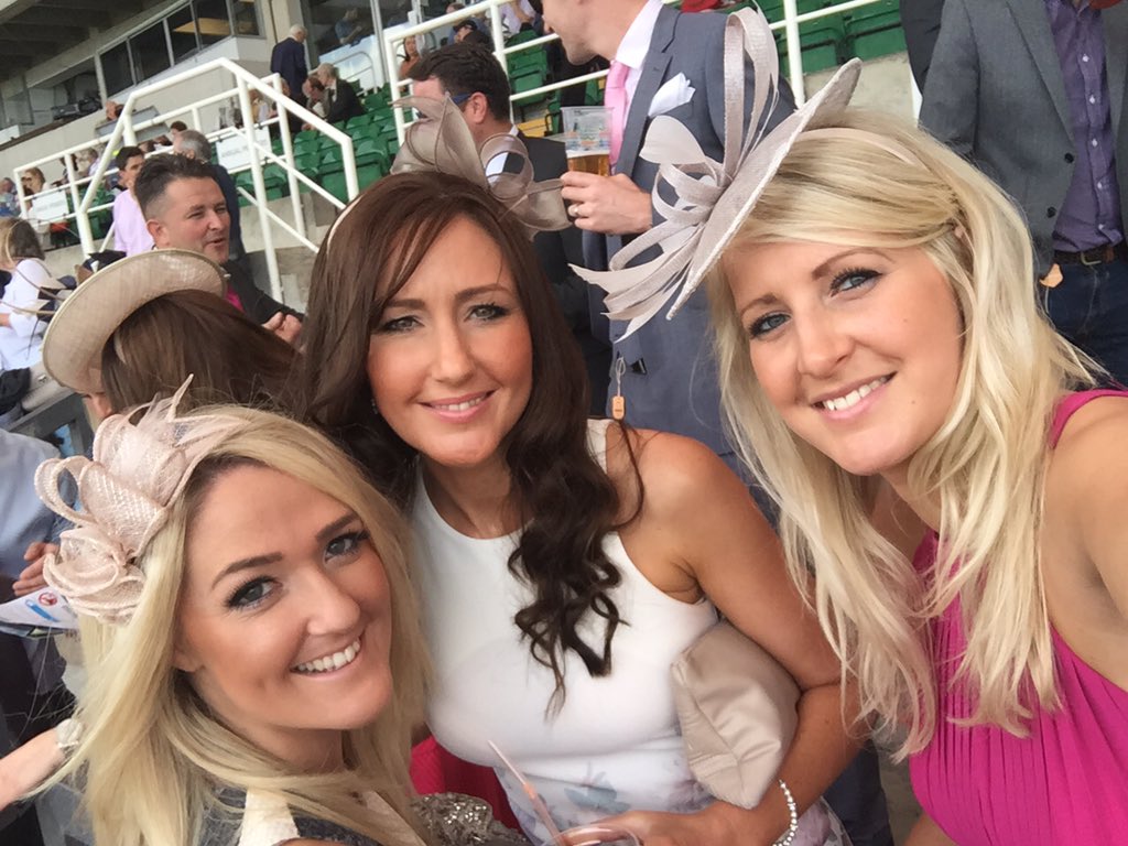 WoodmanGrace's tweet photo. Sisters <3 #sandownselfie @Sandownpark https://t.co/d6xk14DwpI
