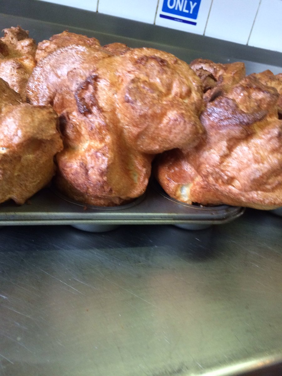 ian_wright1's tweet photo. EBC awards dinner Yorkshire pudds  @HolroydHowe @JMateides @ChrisHamper3 @HASH_1988 @DamianBlake4 @ChefTomKerridge https://t.co/1dBNTp4FWU