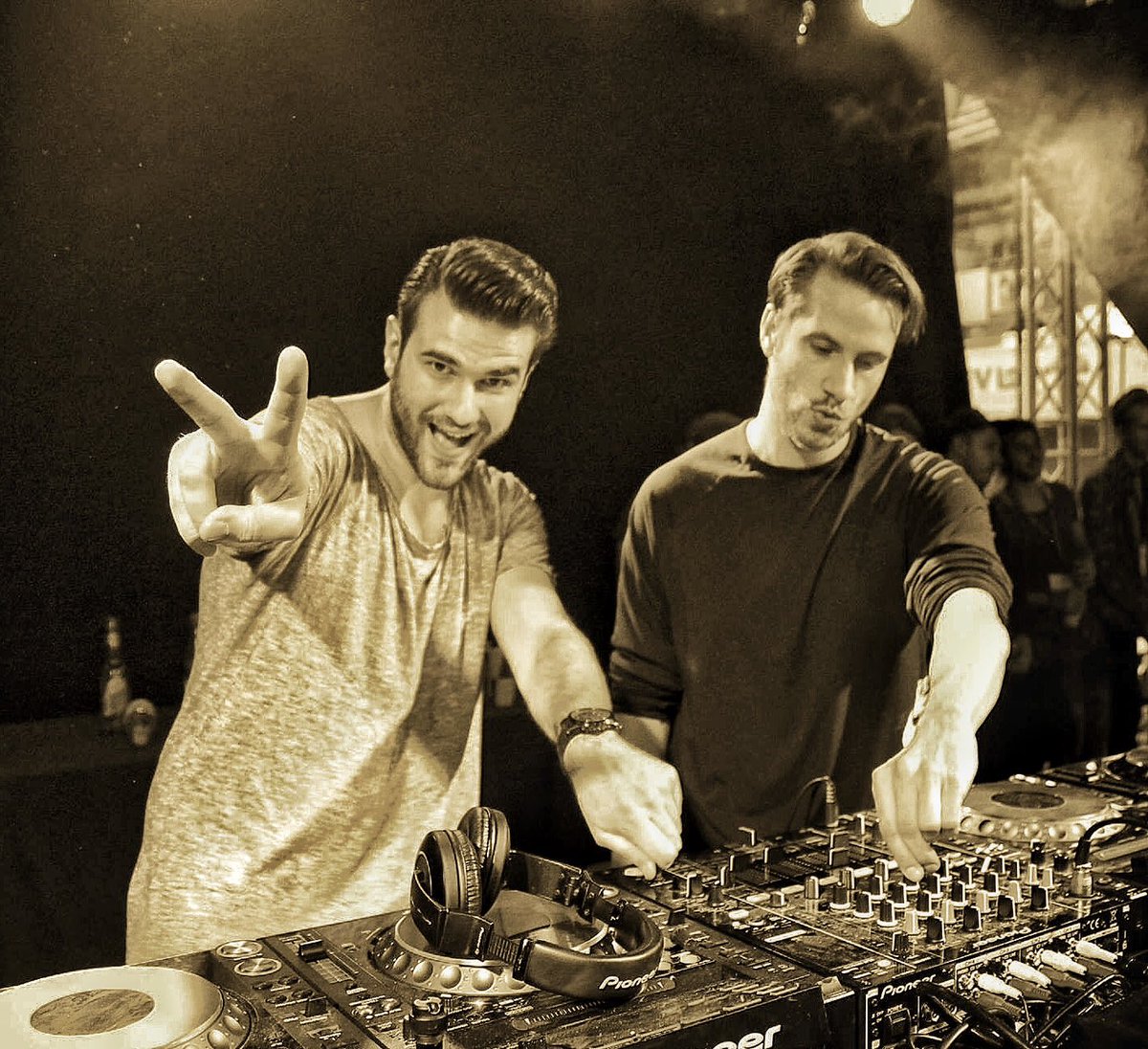 jewelzandsparks tweet picture