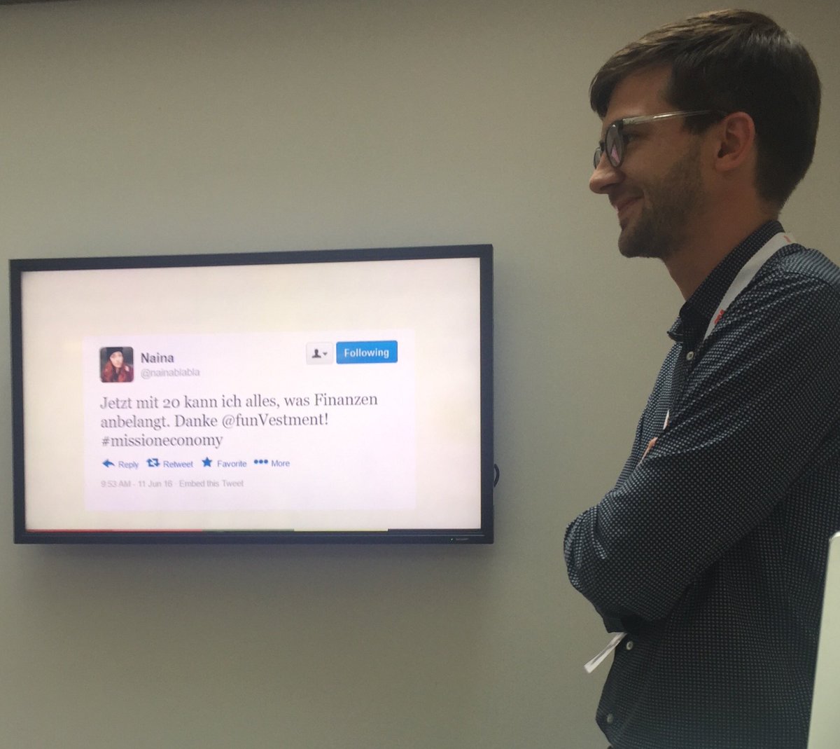 JosefinZ's tweet photo. #funVestment löst Naina endlich ihr Problem ;) keine Gedichtsanalysen mehr ;) #missioneconomy https://t.co/HvRiHFAUne