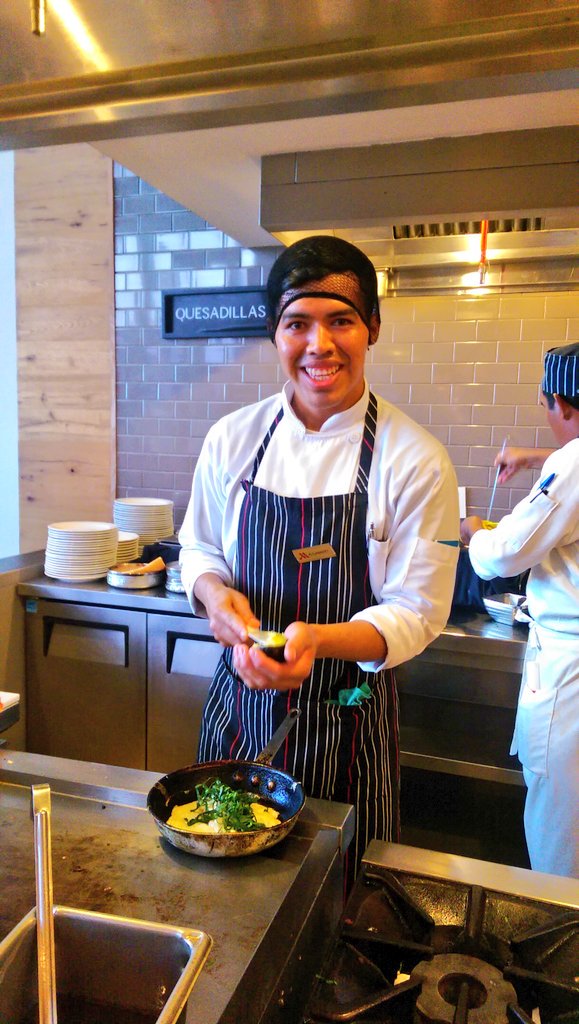 italiardzlima's tweet photo. Alucinada con mi regalo!!  Chef Alejandro del @Marriott_Tuxtla me hiciste el viaje!!! https://t.co/ieUC3v7OG2