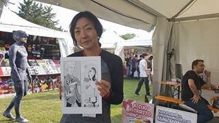 La mangaka Inoue Marica a @SagraDeiFumetti mostra la tavola originale che andrà all'asta per beneficenza #manga #pop