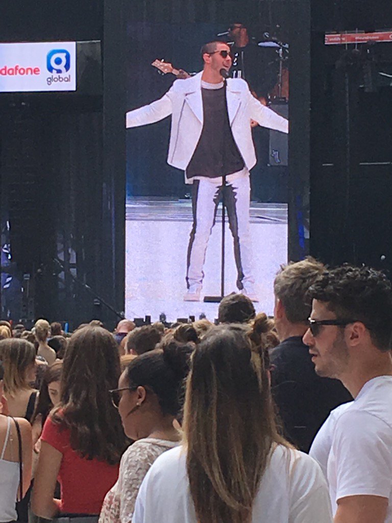 faethb's tweet photo. Cunning slimming trousers from Nick Jonas at #CapitalSTB (with the kids) https://t.co/rGYLtx5WQY