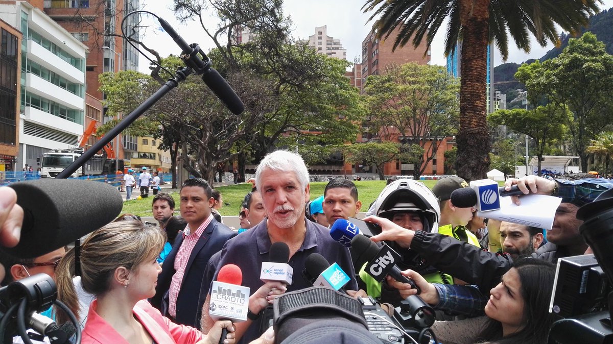 TransMilenio's tweet photo. "Si queremos que haya seguridad debemos mantener limpia nuestra ciudad": @EnriquePenalosa #ViveElCentro #CasaEnOrden https://t.co/Il0SilYEvL