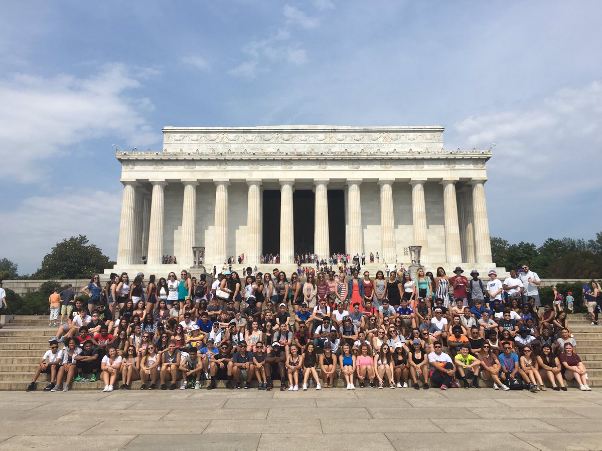 ParamusCathHS's tweet image. #ClassOf2019 at the Lincoln Memorial! 🏛🇺🇸 #PCdoesDC