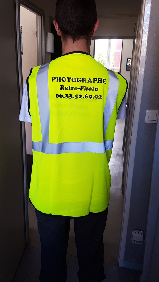 AssoRetroPhoto's tweet photo. Gilet jaune pour la couverture des événements #RetroPhoto #GiletJaune #Pret #Photographe https://t.co/A6Bf7Vl51X
