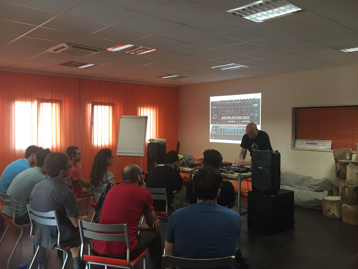 TrackZeroLab's tweet image. Synthesizing Analog Percussion: il #workshop con il #guru italiano dei #synth: Enrico Cosimi. 
#TrackZeroFormazione