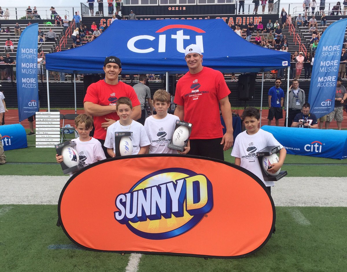 RobGronkowski's tweet photo. Had a blast with my @SunnyDelight contest winners at my @ProCamps https://t.co/Xx2NKPFbkM