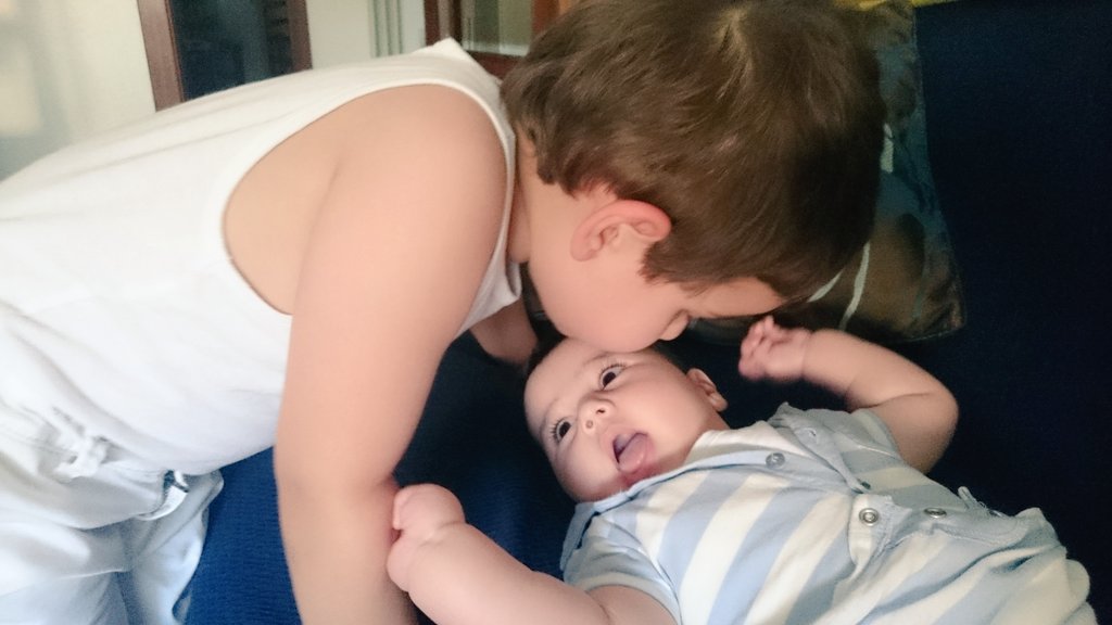 miriam_usi's tweet photo. Visitas q acen q mi recuperación sea más llevadera 😍 #mispeques #graciasporlosanimos #osquieroo ❤❤ https://t.co/kYRm3W898a