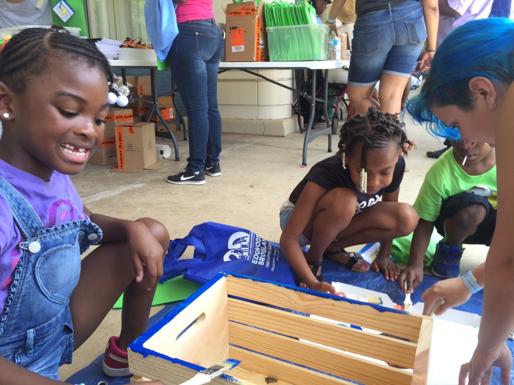 ServiceWorksDC's tweet image. Making bookshelves to get pumped for summer reading! #Growandthrive @IamServiceWorks