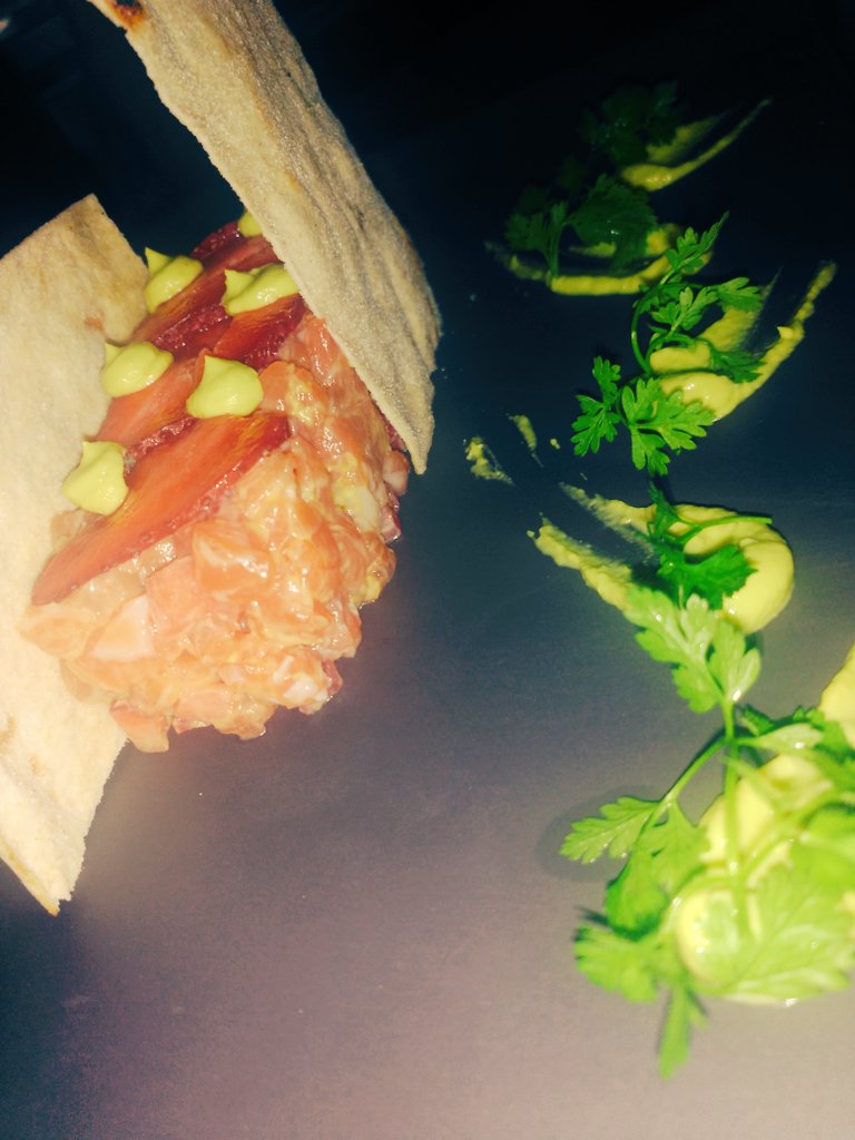 equipoelabrazo's tweet photo. #tartar de salmón con #fresas #berberetxos @abrazodevergara #Madrid #food #pasion #opera #Reservas 915420062 https://t.co/DxB4dII54M