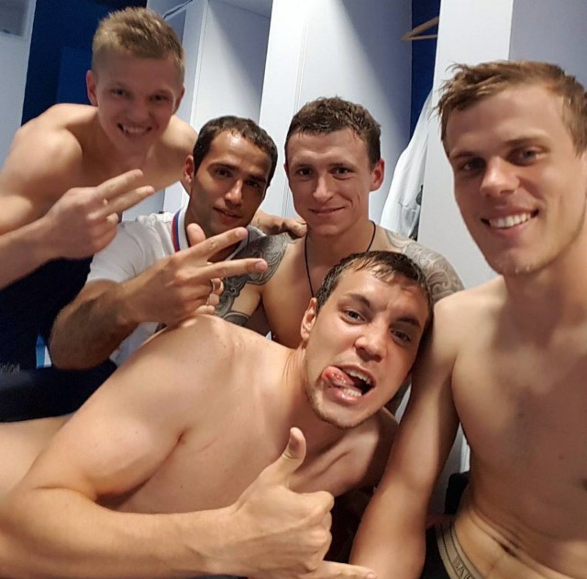 на море в раздевалке