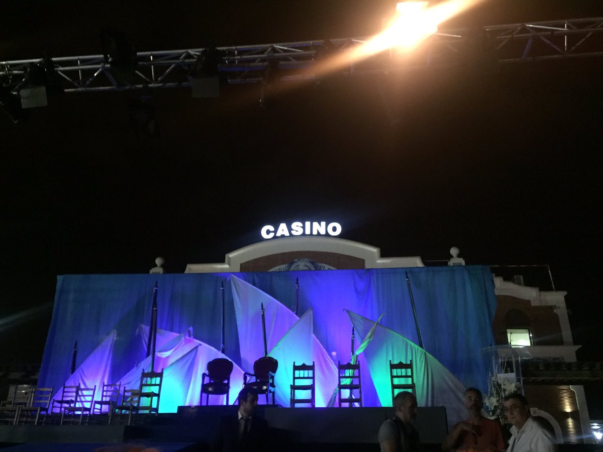 Nit de festa, nit de somnis, nit d'emocions, nit de #Grau. Tot preparat per a la #PresentacióGrau2016 #Gaudiu!