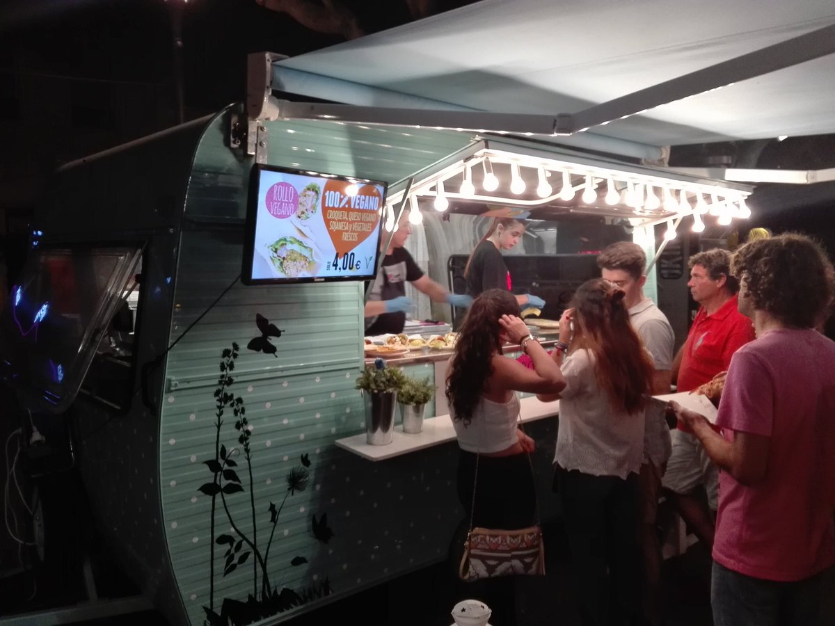 Cenando de foodtruck en Almoradí. Excelente ambiente con música en directo <a href="/StreetMrkt/">Alacant Street MRKT</a>