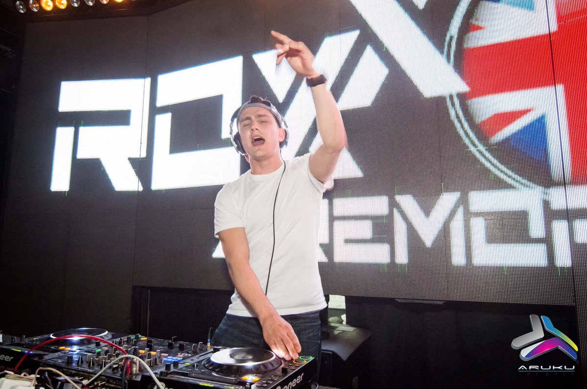 Some Photos from the gig that kicked off our Malaysia/Taiwan adventure #djlife #co2madness #johorbahru #arukuthewalk