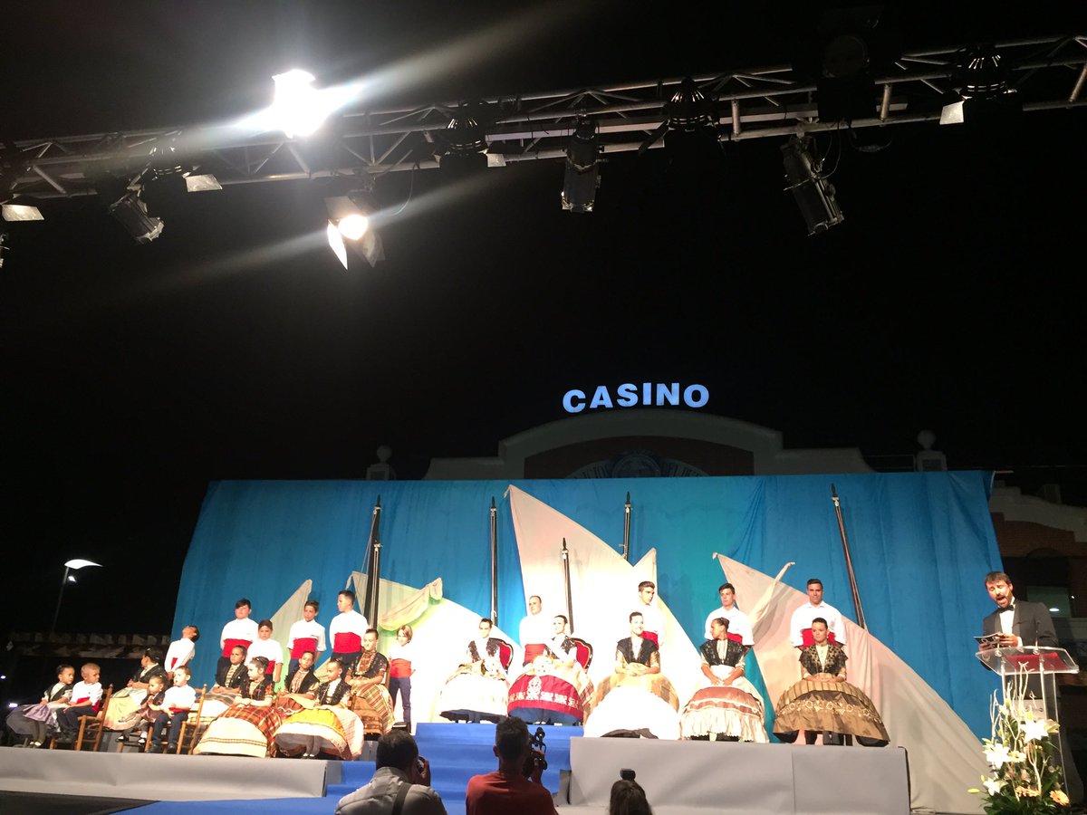 Meravellosa estampa. Reines i Cort d'honor de les #FestesDeSantPere2016 Enhorabona! #presentacioGrau2016 #Gaudiu!