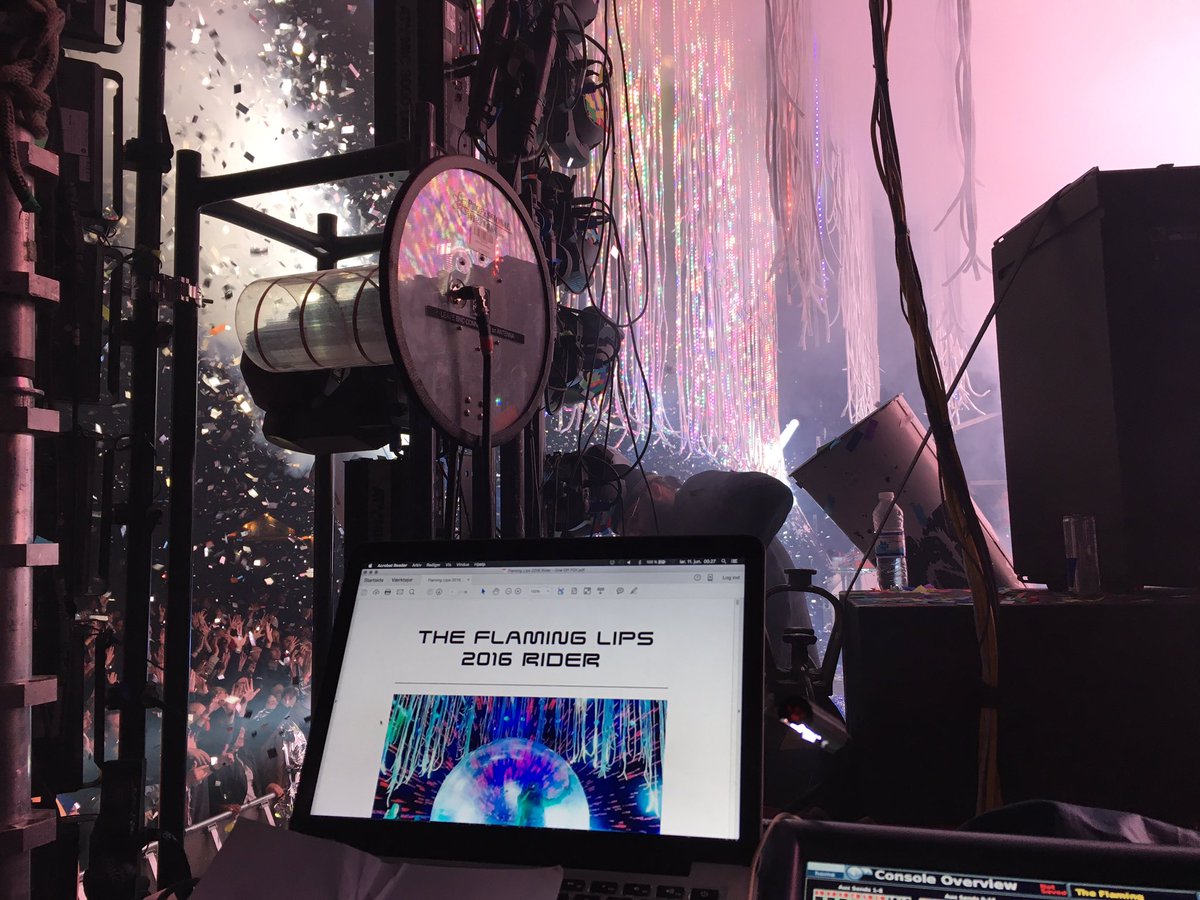 ToneDeafDK's tweet photo. Good times last night! #flaminglips #heartland2016 https://t.co/iDBKMBv6wW
