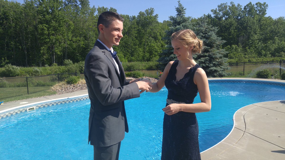 haykay184's tweet photo. Happy Prom #SeniorProm2016 https://t.co/nh9wdWsKgD