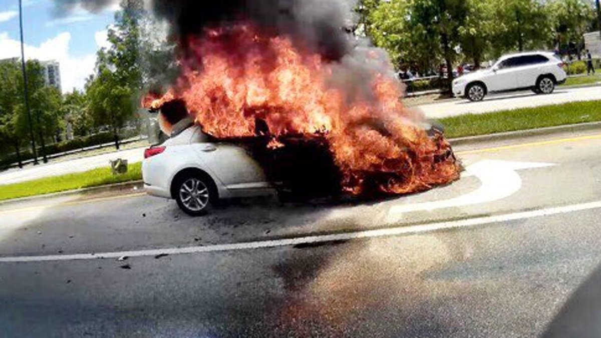 Flames engulf car at University Drive bit.ly/1Uc3U4x?utm_me… https://t.co/wigT2q6G8z