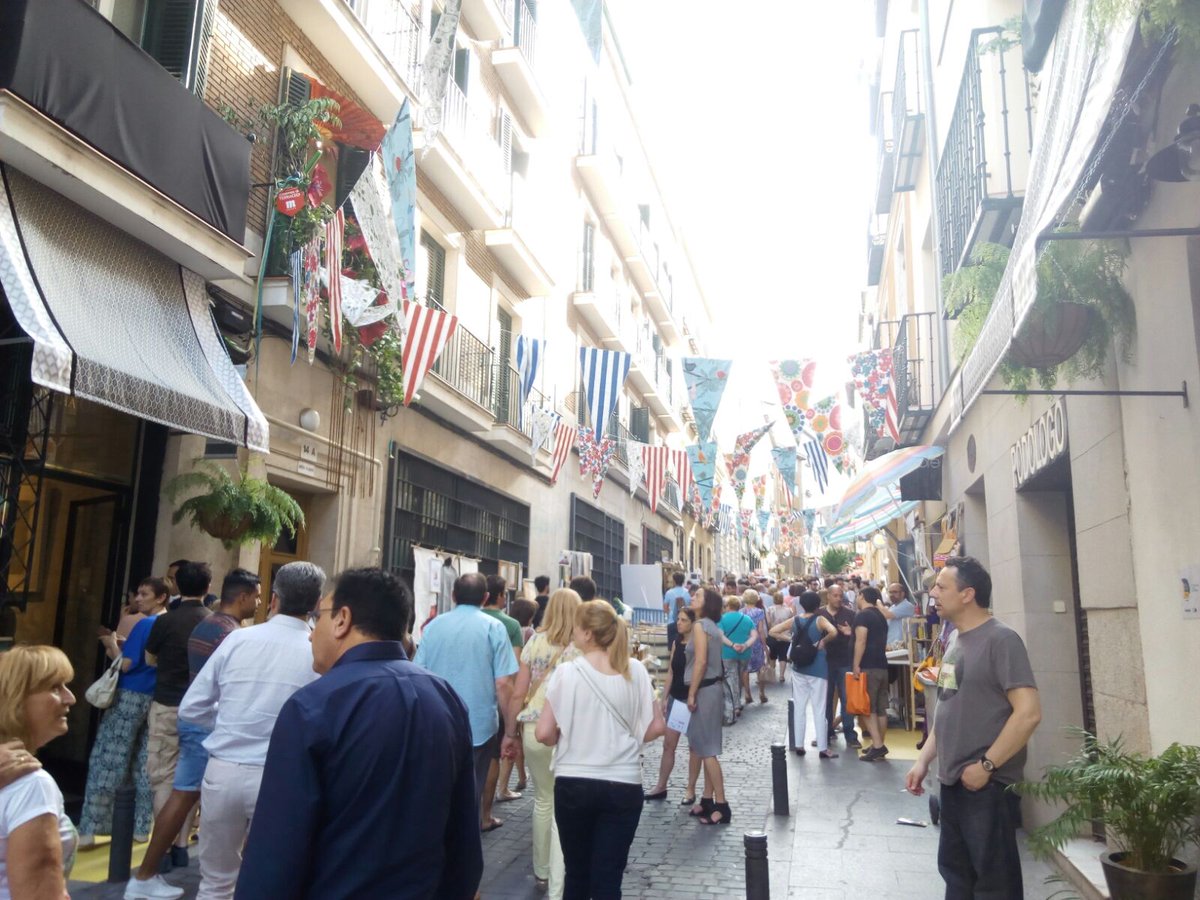 ExprimeMadrid's tweet photo. Buen ambiente super animado #DecorAccion #BarriodelasLetras #Madrid #ILoveYouMadrid @Nuevo_Estilo por @sarasalgo https://t.co/w0c5cAfquF
