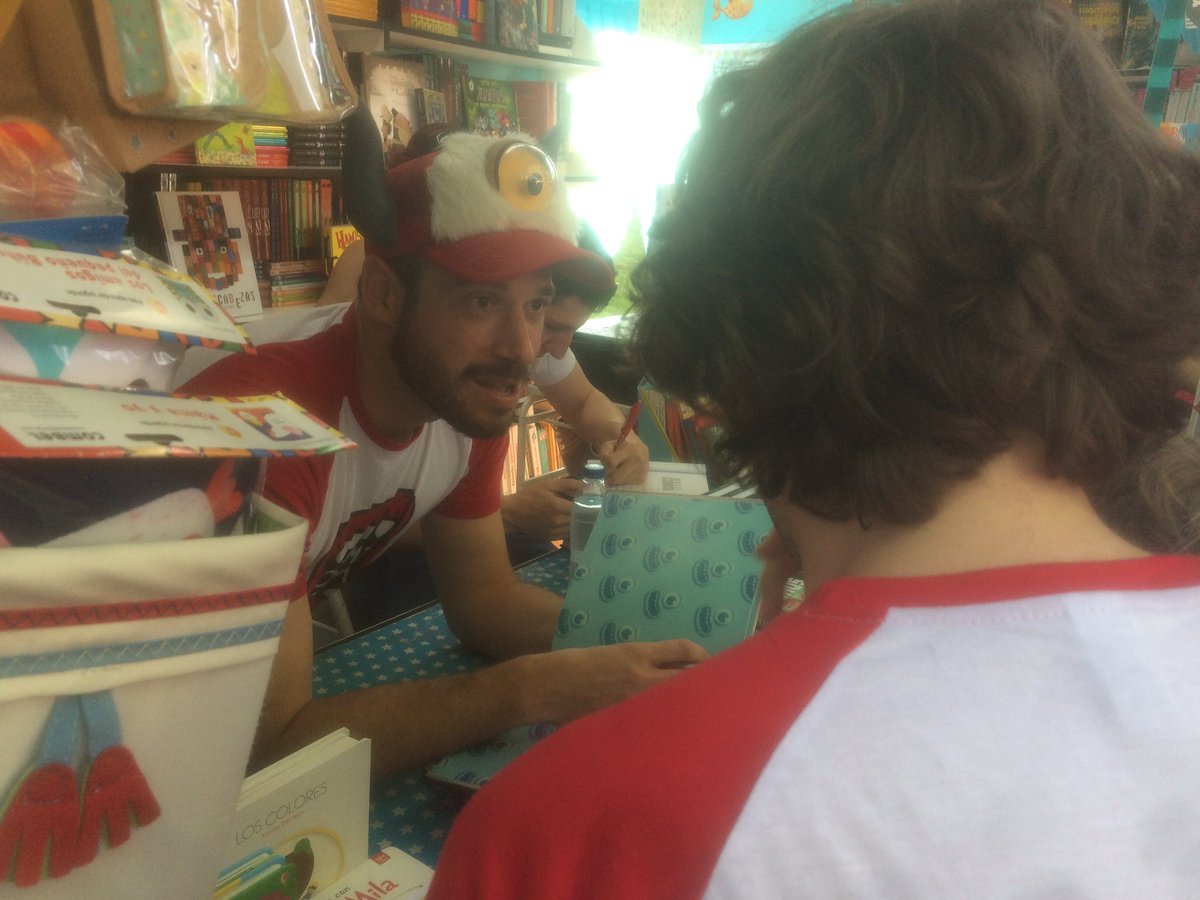 Ahora mismo, firmando en la Caseta 79 de <a href="/Didacticalia/">Didacticalia</a> de la <a href="/FLMadrid/">Feria del Libro de Madrid</a> ¡os espero! #FLM16 #FeriaDelLibroDeMadrid